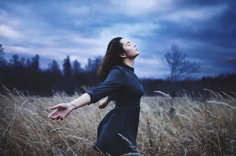 一個人委屈到哭的句子適合發(fā)朋友圈 形容無法訴說的委屈的句子1