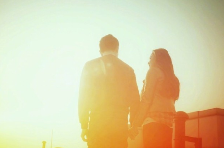 愛情治愈系文字說說加配圖2018最新版 人潮擁擠你自然而然的牽起我的手5