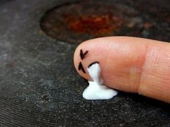 搞笑個(gè)性說說：換女人比換衛(wèi)生巾還勤的男生，早晚有你痛經(jīng)的那天