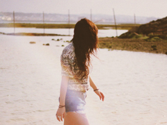 關(guān)于現(xiàn)實(shí)生活人生的哲理說(shuō)說(shuō)帶圖片 一個(gè)人活著應(yīng)該永遠(yuǎn)要把目光投向遠(yuǎn)方