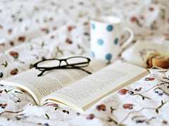 關于人生的很現(xiàn)實的哲理說說帶圖片 時間奪去了我們輕狂的眼神卻給了我們嘴角上揚的資本