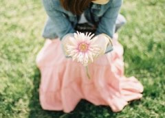 QQ空間說說+圖片：那個一遍又一遍傷害你的人，你為什么還要愛？