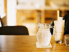 關(guān)于生活的經(jīng)典心靈雞湯英文說說帶圖片 Life lifts you over the bar.