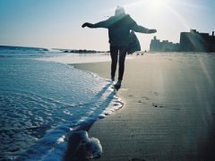 青春勵志說說帶圖片：黑夜給了我黑色的眼睛，我卻用它尋找光明