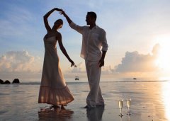 情侶說說帶圖片素材：我天生冷漠孤僻，也只肯對(duì)你溫柔的笑