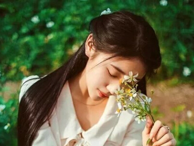 愛情說說帶圖片：我飲過最濃烈的酒，是你低著頭噙著笑的溫柔