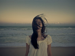 分手后泣不成聲的難過(guò)悲傷說(shuō)說(shuō)帶圖片 有的人陪你一半就走了說(shuō)說(shuō)