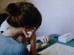 讀起來讓人心痛的情感句子帶圖片 最痛苦的不是不曾擁有而是差一點(diǎn)就可以。