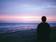 經(jīng)典語錄愛情美好短句打動人心 你是我想躲又想遇見的人