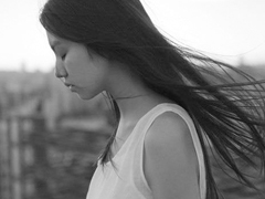 一個(gè)人獨(dú)處時(shí)候的孤獨(dú)是什么感覺呢？