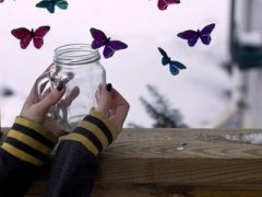 帶圖片的傷感說(shuō)說(shuō)：枕邊人不是心上人，心上人只是夢(mèng)中人