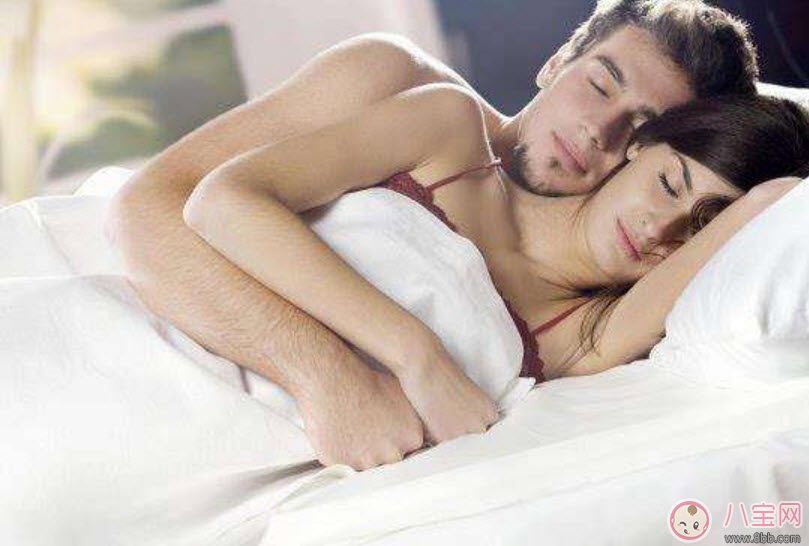 妻子懷孕后夫妻睡姿有什么講究 六種懷孕后夫妻睡姿看感情程度 妻子懷孕后夫妻睡姿有什么講究 六種懷孕后夫妻睡姿看感情程度