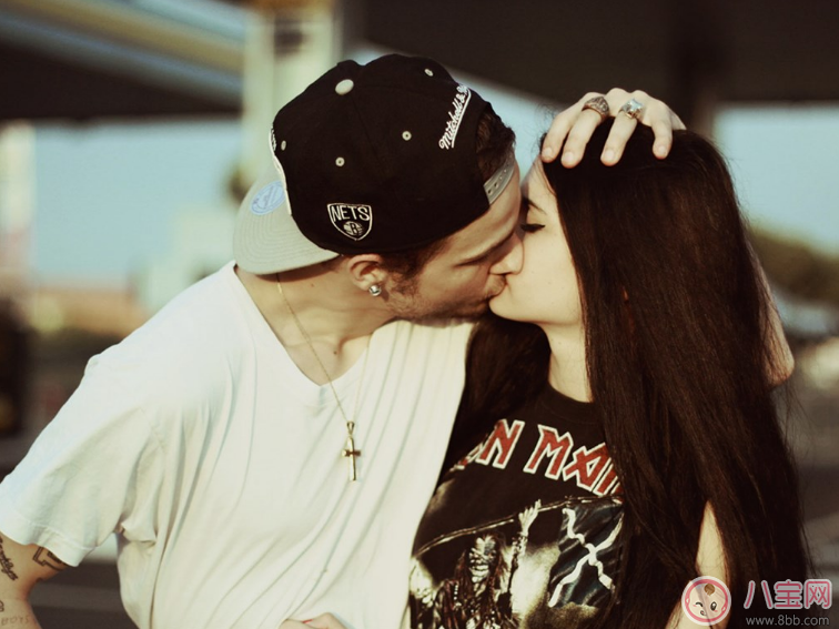 接吻高技巧玩法 接吻日一定要會