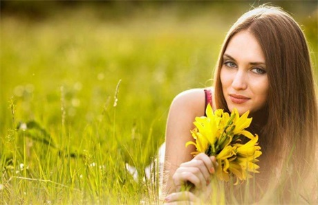 男人接吻摸胸是因為什么     為什么男人接吻手不老實呢