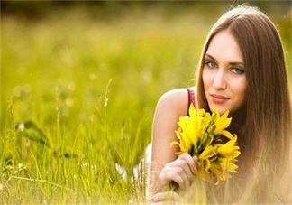 男人接吻摸胸是因為什么     為什么男人接吻手不老實呢