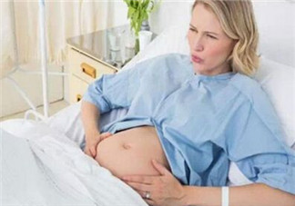 為什么產(chǎn)房內(nèi)的生死要由產(chǎn)房外決定？女性權(quán)益無法得到保障嗎？