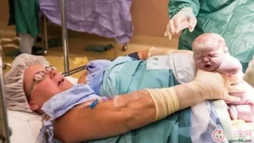 最強產(chǎn)婦給自己接生 國外流行不代表可隨意模仿