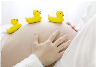 最強產(chǎn)婦給自己接生 國外流行不代表可隨意模仿