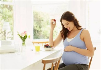 半夜餓醒了怎么吃好 準媽媽晚上加餐原則攻略