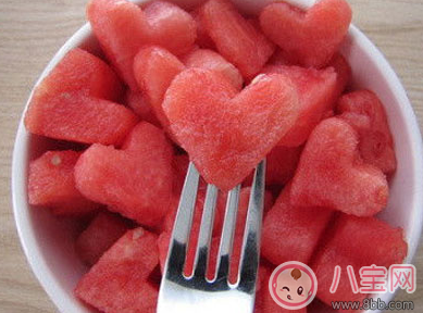 孕婦怎么吃西瓜比較好 懷孕媽媽吃西瓜的正確姿勢 孕婦怎么吃西瓜比較好 懷孕媽媽吃西瓜的正確姿勢