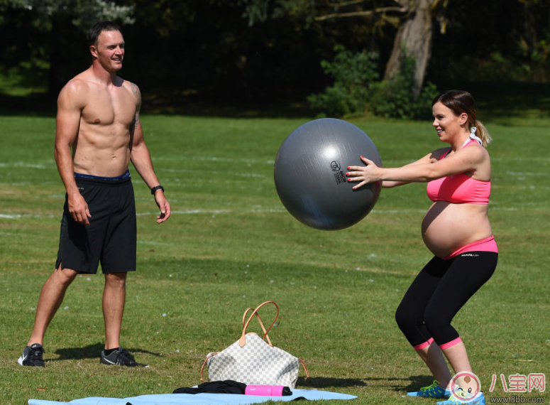 懷孕9個月的準(zhǔn)媽媽舉杠鈴 雙胞胎媽媽做深蹲裝備順產(chǎn) 懷孕9個月的準(zhǔn)媽媽舉杠鈴 雙胞胎媽媽做深蹲裝備順產(chǎn)