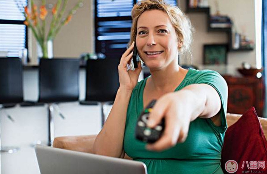 孕婦看電視對胎兒有影響嗎 孕婦看電視有輻射嗎如何預(yù)防輻射