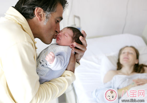 年輕爸爸第一次近距離目睹生娃是什么感覺