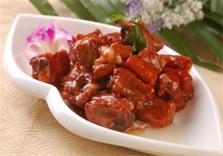 自然豐胸有方法 學(xué)會這些也是大胸妹