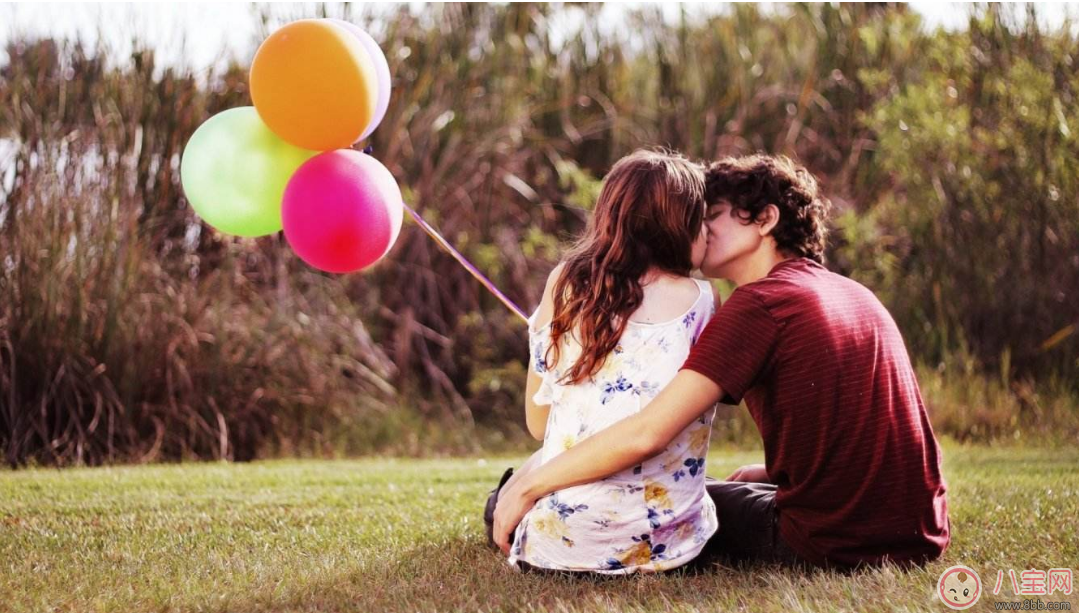 這些情況竟然暗示她想對你以身相許 哪些情況可以看出女性很仰慕你