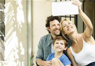 陳浩民老婆一次抱三娃拍照 當媽后有哪些變化？