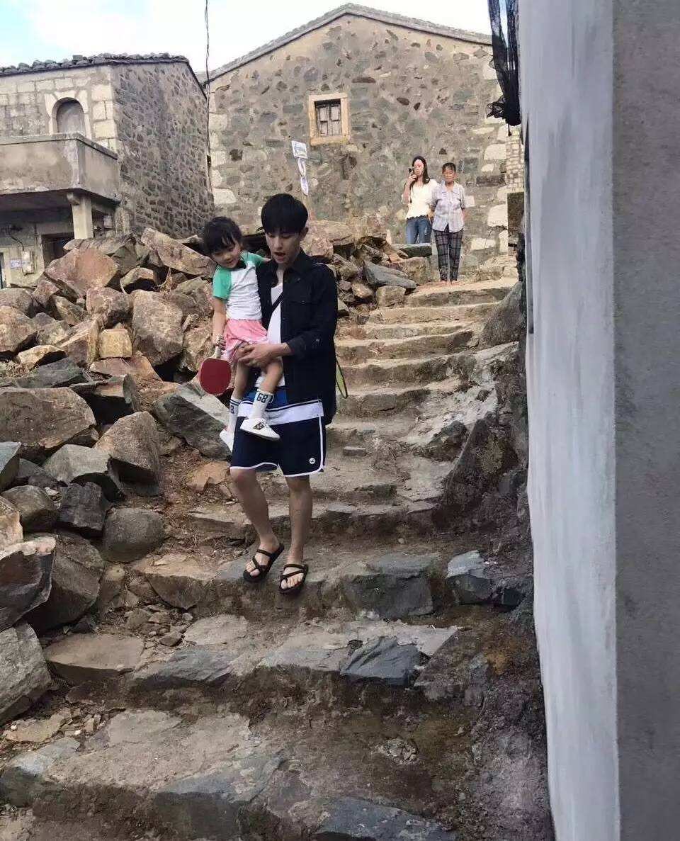 鄧倫《爸爸去哪兒》實習奶爸表現(xiàn) 東北萌娃與鄧倫配合默契嗎？