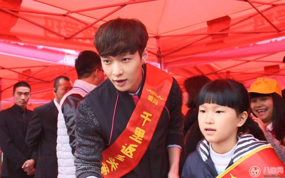 鹿晗張藝興芭莎明星慈善夜合體同框 竟相約一起上廁所？