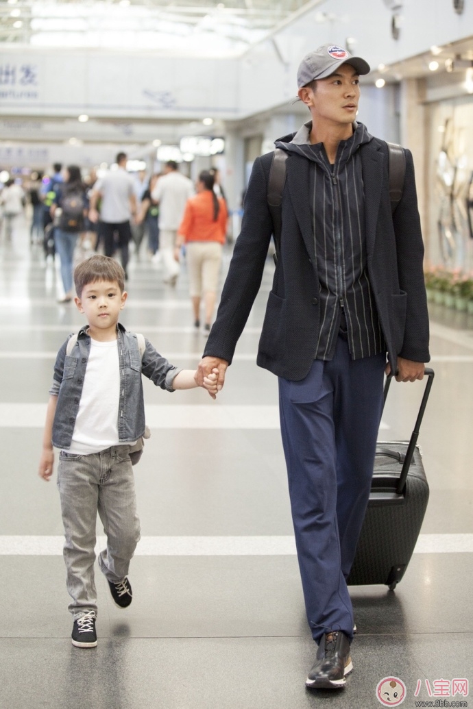 爸爸去哪兒停播,沒有的事 杜江和嗯哼現(xiàn)身機(jī)場