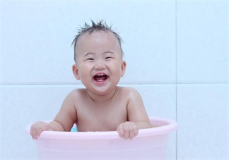 孩子到處爬爬爬身上臟 寶寶洗澡用沐浴露選擇方法