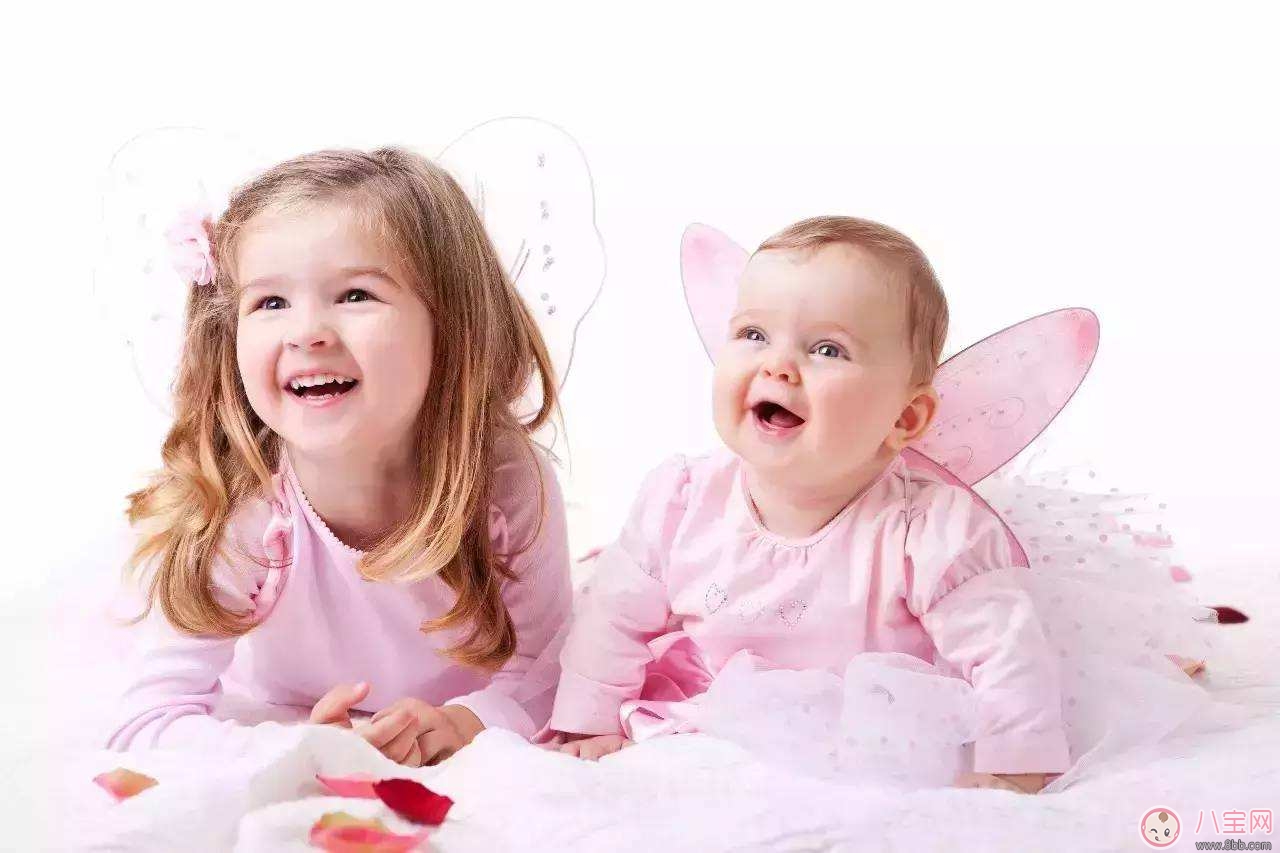 看昆凌女兒用奶瓶喂弟弟 雙寶育兒誤區(qū)