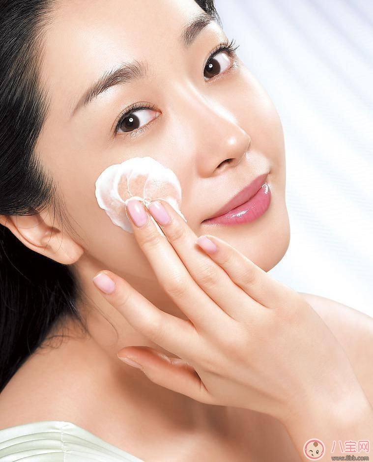 七夕女性飛機(jī)旅行 機(jī)艙美容應(yīng)該準(zhǔn)備什么