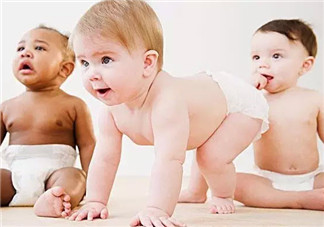 紙尿褲和尿布各有利弊 寶寶用尿片好還是紙尿褲好