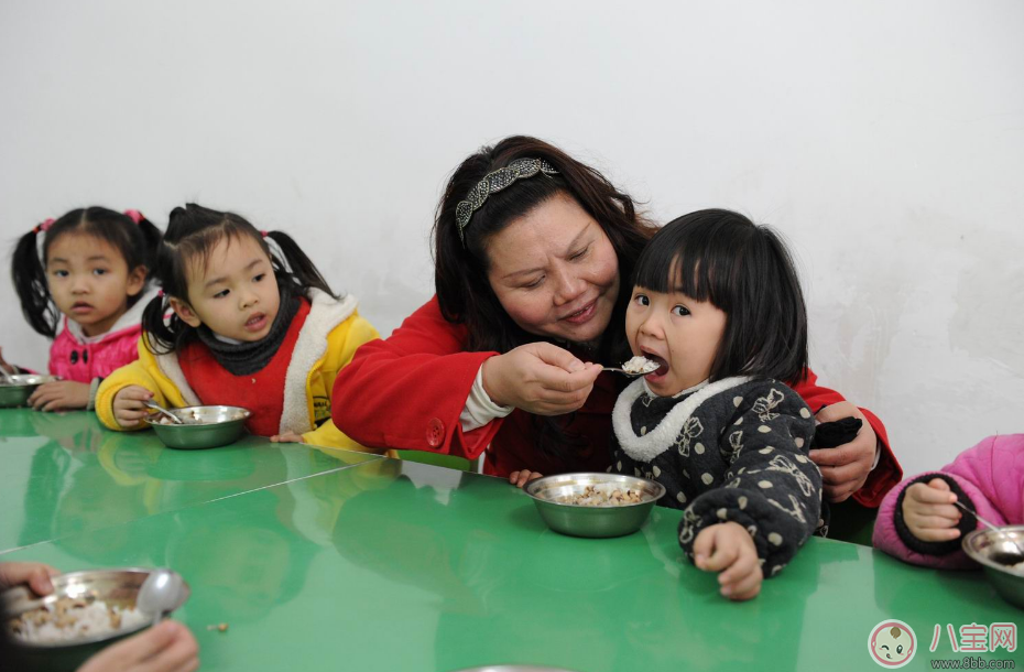 寶寶吃飯追著喂 錯過獨(dú)立喂飯機(jī)會只能這樣
