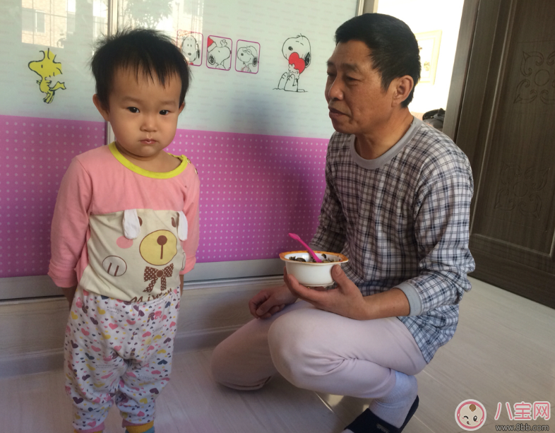 寶寶吃飯追著喂 錯過獨(dú)立喂飯機(jī)會只能這樣