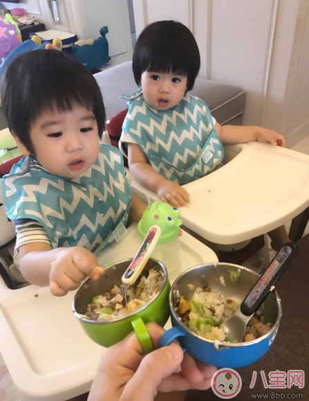 寶寶吃飯追著喂 錯過獨(dú)立喂飯機(jī)會只能這樣