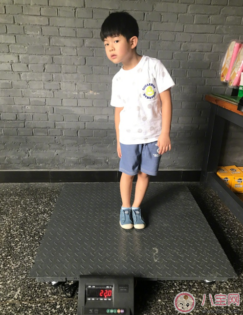 小魚兒稱體重當(dāng)場(chǎng)發(fā)飆 孩子體重多少算正常