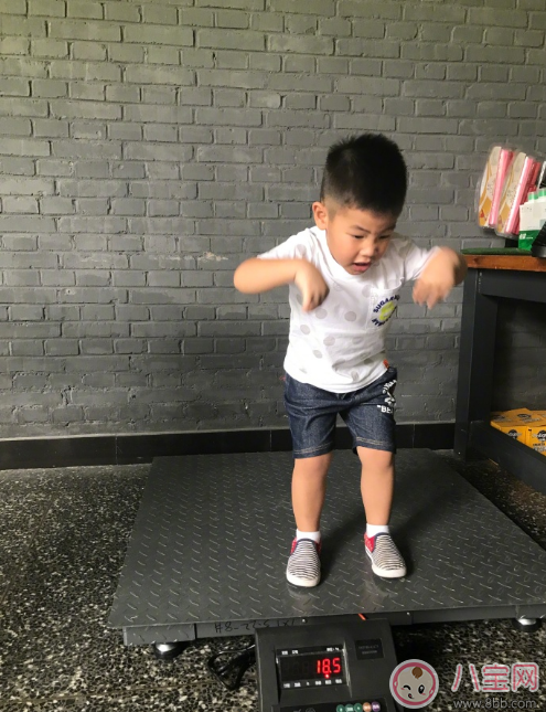 小魚兒稱體重當(dāng)場(chǎng)發(fā)飆 孩子體重多少算正常
