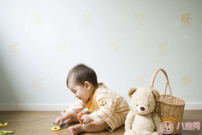 媽媽必備的帶娃神器 費(fèi)雪健身架游戲桌(外國(guó)人都在用的帶娃神器)