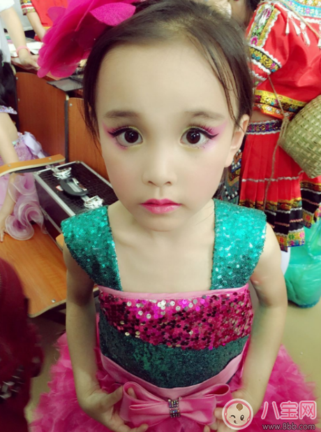 孩子從小化妝竟導(dǎo)致骨齡長(zhǎng)至16歲 小孩子應(yīng)該如何化妝