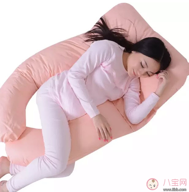 孕婦枕頭有哪些好處 什么形狀的孕婦枕實用(如何挑選孕婦枕)