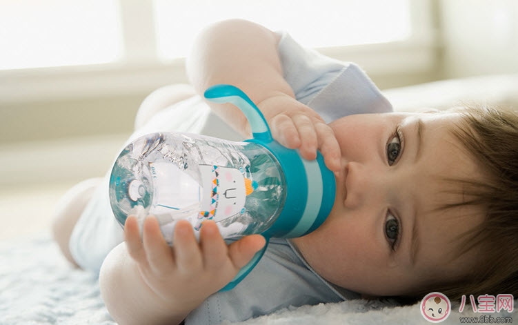 2017夏天寶寶不喝水要換杯子嗎 寶寶喝水杯子怎么選擇