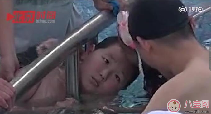 小胖墩太胖游泳卡欄桿 孩子太胖怎么辦