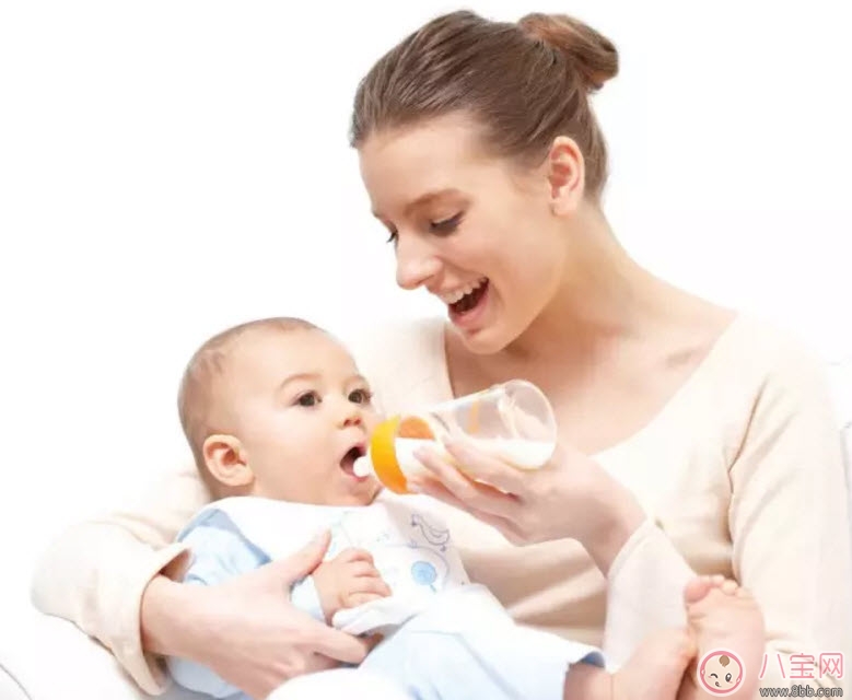 如何教寶寶用杯子喝水 寶寶喝水奶瓶哪種好 如何教寶寶用杯子喝水 寶寶喝水奶瓶哪種好