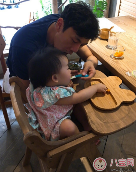 小米粒和爸爸吃飯愛(ài)意滿滿 伊能靜寶貝小米粒外出吃什么