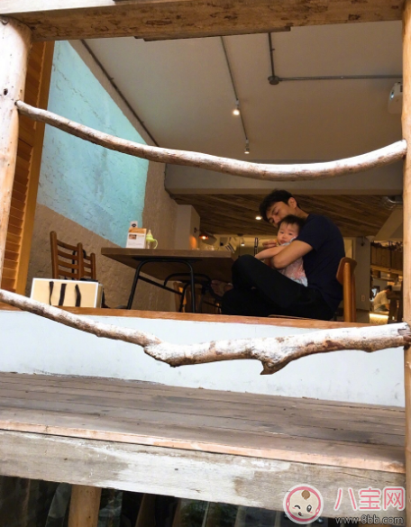 小米粒和爸爸吃飯愛(ài)意滿滿 伊能靜寶貝小米粒外出吃什么